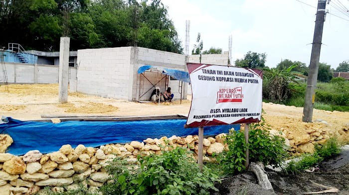 TAK GUNAKAN K3: Tukang mengerjakan proyek pembangunan gedung KDMP di Desa Nyalabu Laok, Kecamatan Pamekasan, Senin (16/2). (M. KHOLIL RAMLI/JPRM)