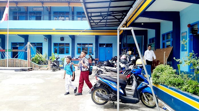 GENERASI EMAS: Sejumlah murid SDN Gladak Anyar 2 Pamekasan sedang beraktivitas di lingkungan sekolah beberapa waktu lalu. (M. KHOLIL RAMLI/JPRM)