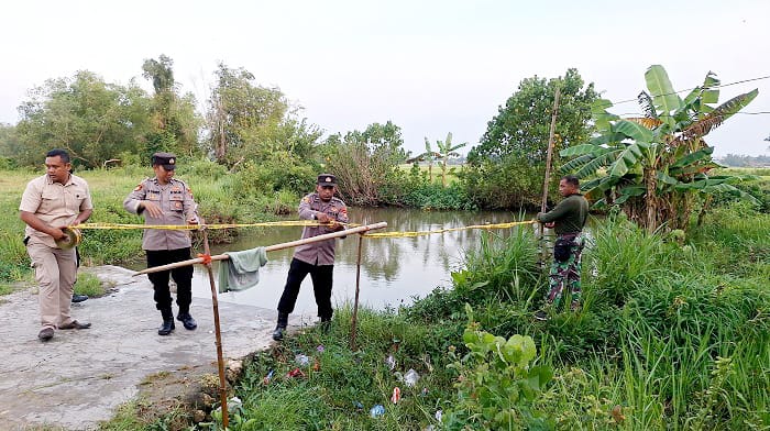 OLAH TKP: Anggota Polres Sampang mengecek TKP tenggelamnya bocah di Desa Bringin Nonggal, Kecamatan Torjun, Minggu (15/2). (HUMAS POLRES UNTUK JPRM)