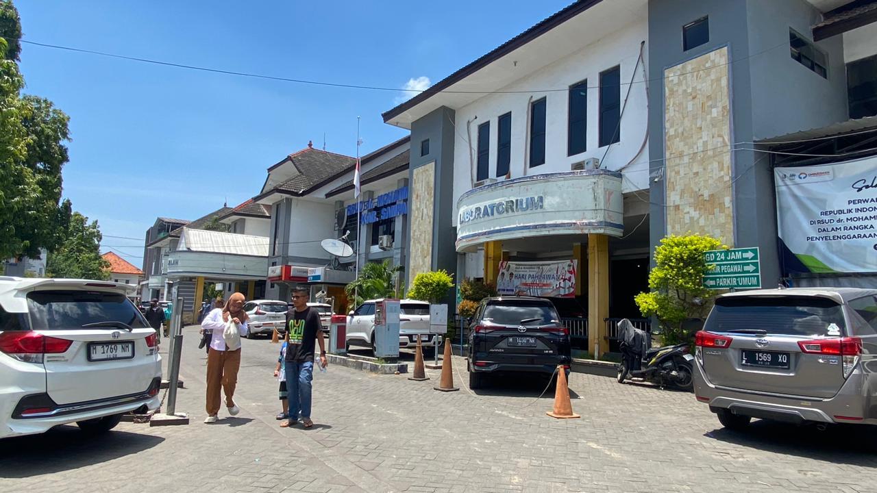 PELAYANAN: Masyarakat saat berada di halaman RSMZ Sampang pada Rabu (4/2).