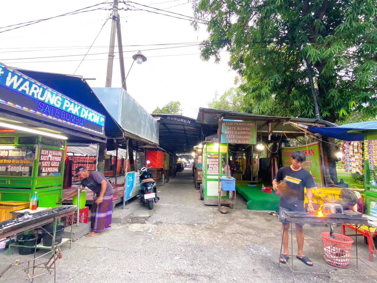 SUMBER PAD: PKL berjualan di kawasan Monumen Trunojoyo, Sampang, Kamis (12/2).
