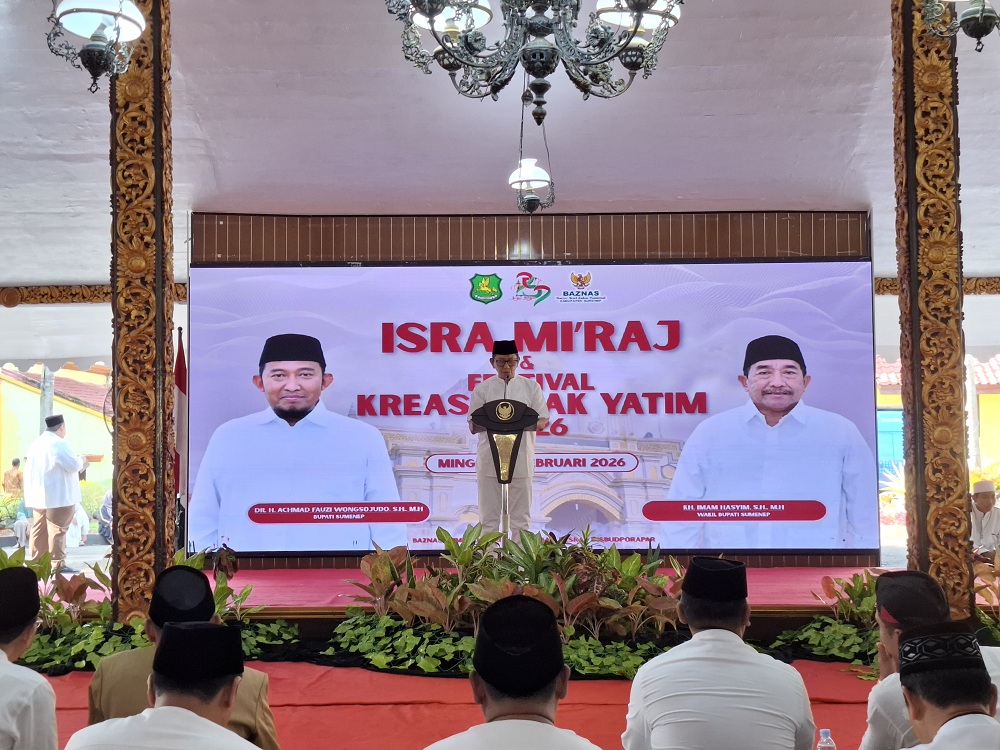 TEGAS: Plt Sekkab Sumenep Achmad Syahwan Effendy saat menyampaikan sambutan dalam kegiatan peringatan Isra Mikraj dan Festival Kreasi Anak Yatim di Pendopo Agung Keraton, Minggu (15/2).