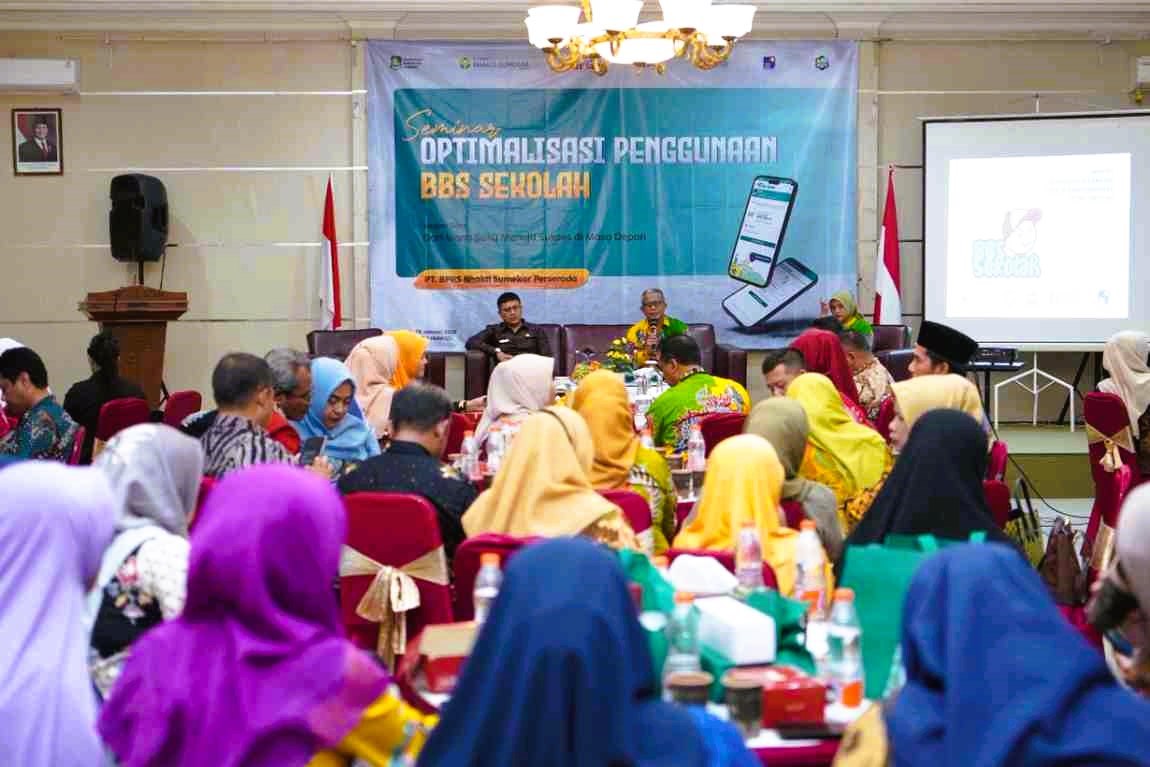 FOKUS: Direktur Utama BPRS Bhakti Sumekar saat memberikan sosialisasi optimalisasi BBS Sekolah di Hotel C1 Sumenep, Kamis (29/1)