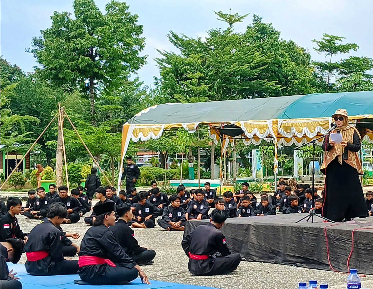 SPORTIF: Anggota DPR RI Ansari memberikan arahan dalam pelantikan pengurus PS Cobra di area Arek Lancor Pamekasan, Minggu (15/2).