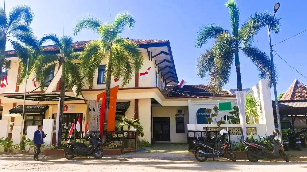 LENGANG: Masyarakat berada di depan kantor Disnaker Sumenep, Desa Kolor, Kecamatan Kota Sumenep.