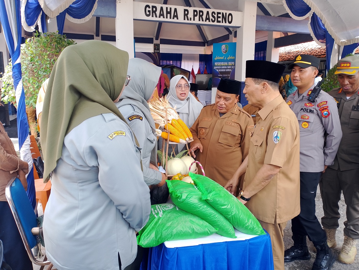 KAGUM: Sekkab Yuliadi Setiyawan melihat produk hasil pangan masyarakat wilayah Kecamatan Kota Sampang, Senin (2/2).