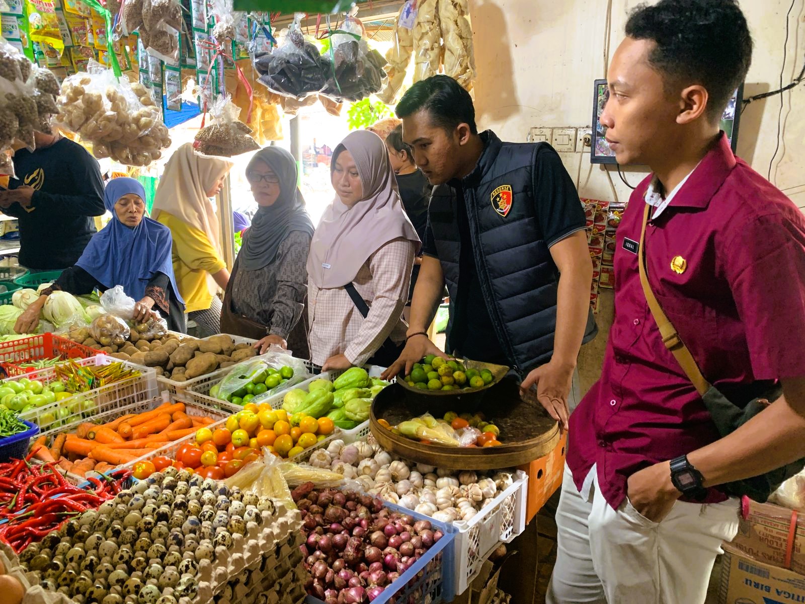 SIDAK: Satgas pangan Polres Pamekasan memantau harga pokok di Pasar Gaden, Sabtu (14/2).
