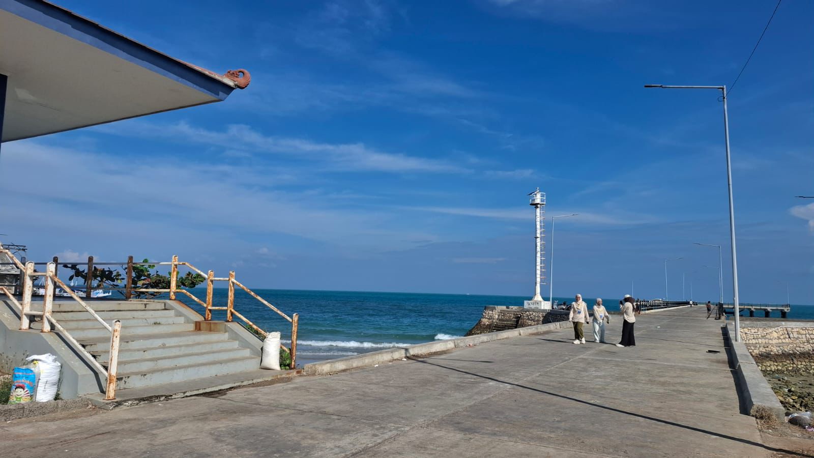 DAERAH PESISIR: Warga berada di sekitar Pelabuhan Dungkek, Minggu (18/1).