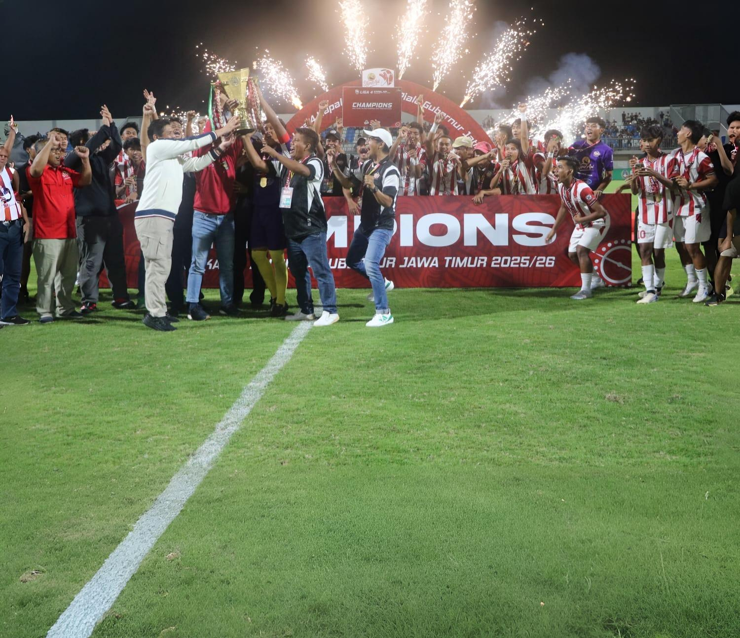 MENANG: Pemain dan manajemen Persepam merayakan kemenangan usai juara Liga 4 Jatim di SGMRP Pamekasan, Minggu (15/2) malam.