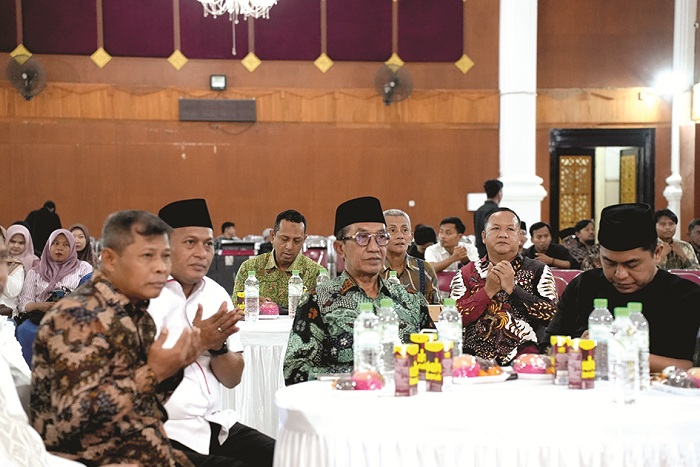 KOMITMEN: Bupati KH Kholilurrahman saat menghadiri kegiatan talk show pentahelix dalam puncak HPN 2026 yang dilaksanakan PWI Pamekasan, Senin (16/2). (PWI UNTUK JPRM)