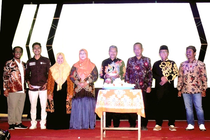 KOMPAK: Rektor UPI Sumenep Asmoni bersama jajaran pimpinan kampus dalam prosesi dies natalis ke-41 di kampus setempat, Minggu (15/2) malam. (UPI SUMENEP UNTUK JPRM)