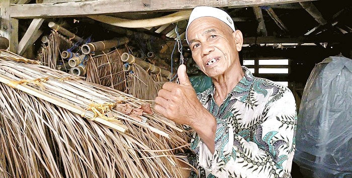 TANGGUH: Wasik menunjukkan alat tangkap telur ikan terbang di belakang rumahnya di Jalan 1, Dusun 2, Desa/Pulau Pagerungan Besar, Sapeken, Sumenep, Rabu (10/12/2025). (LUKMAN HAKIM AG/JPRM)