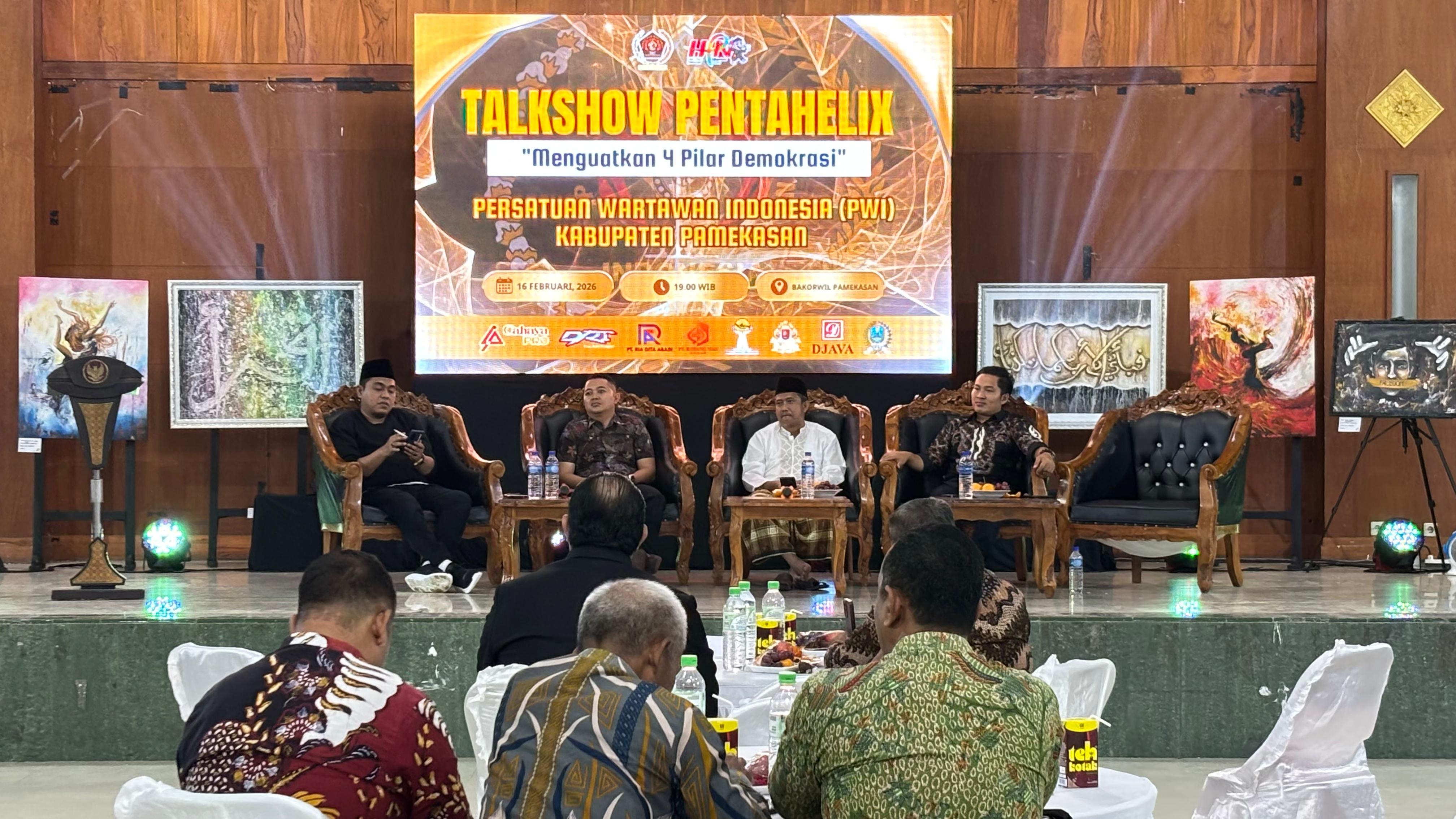 DISKUSI PANJANG: Dari kiri, Ketua DPRD Pamekasan Ali Masykur, Kasihumas Polres Ipda Yoni Evan Pratama, Sekkab Taufiqurrachman, dan Ketua PWI Pamekasan Hairul Anam dalam puncak HPN 2026, Senin (16/2).