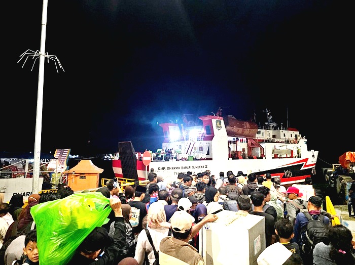 RAMAI: Sejumlah penumpang bergantian menaiki KMP DBS III di Pelabuhan Kalianget, Sumenep, Kamis (12/2). (PT SUMEKAR UNTUK JPRM)