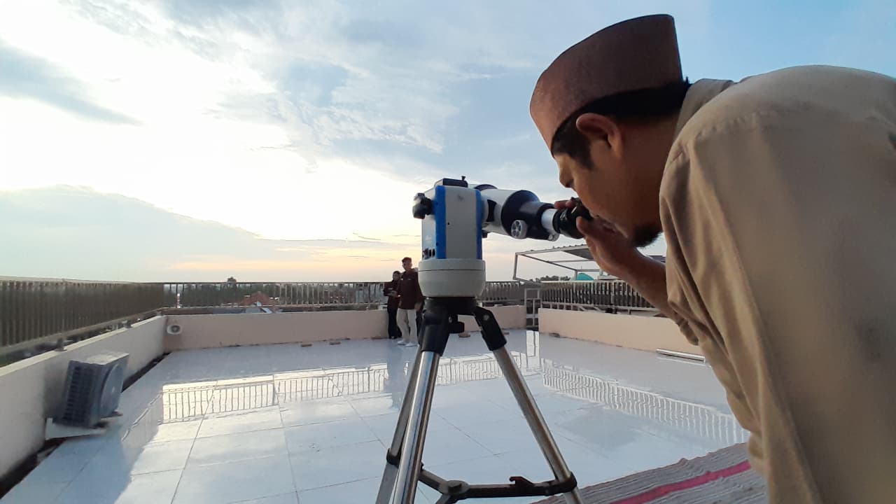 BELUM TERLIHAT: Hosen Penanggung Jawab Observatorium Jokotole UIN Madura sedang melakukan pemantauan hilal, Selasa (17/2)