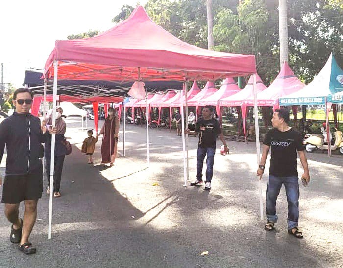 FASILITASI PELAKU UMKM: Panitia Bazar Takjil Ramadan memasang tenda di Alun-Alun Bangkalan Selasa (17/2). (TAUFIKURRAHMAN JPRM)