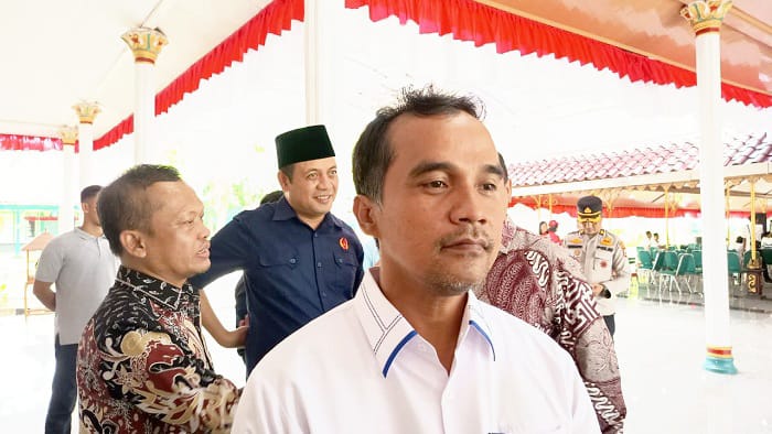 RAMAH: Bupati Bangkalan Lukman Hakim memberikan keterangan pers di Pendopo Agung Selasa (17/2). (ZEINAL ABIDIN/JPRM)