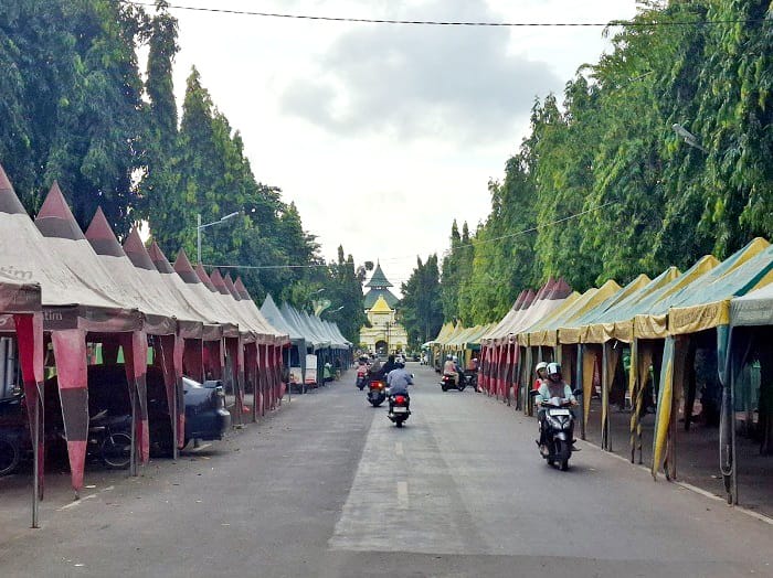 SIAP DIGELAR: Ratusan tenda disiapkan untuk pelaksanaan Bazar Takjil Ramadan di sepanjang Jalan dr Soetomo, Kelurahan Pajagalan, Kecamatan Kota Sumenep, Selasa (17/2). (MOH. LATIF/JPRM)