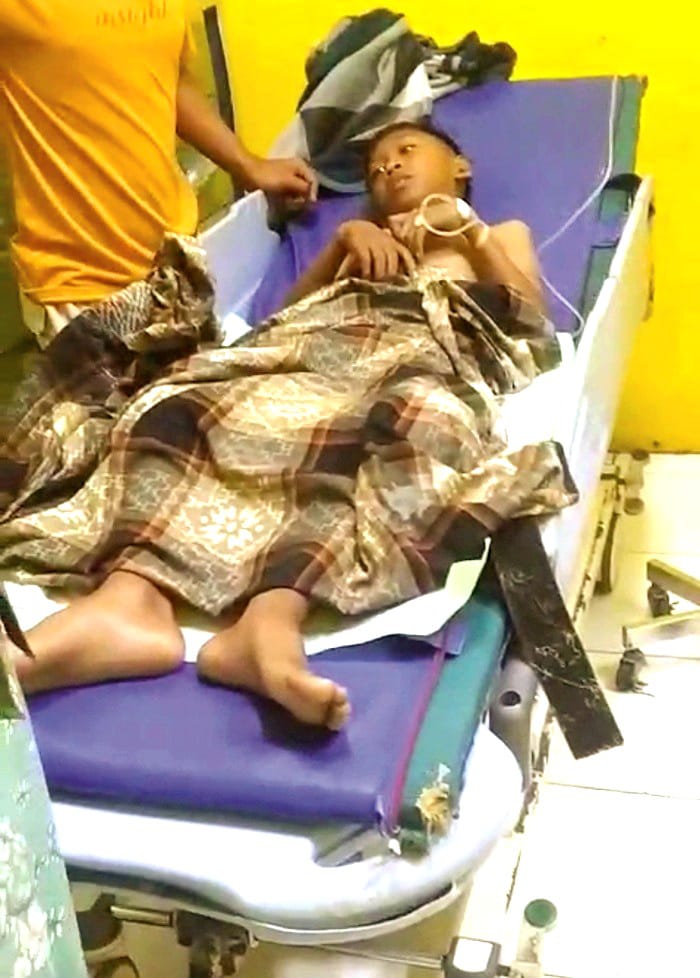 DIOBATI: Moh. Raska Dwi saat dilakukan perawatan di RSMZ Sampang, Senin (16/2). (TANGKAP LAYAR)