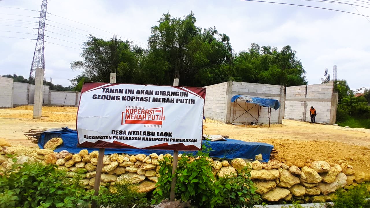DIKEBUT: Tukang sedang mengerjakan proyek pembangunan gerai KMP di Desa Nyalabu Laok, Pamekasan, Senin (16/2).