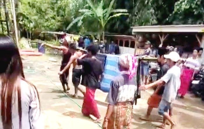 KORBAN BUNUH DIRI: Warga Desa Parseh, Kecamatan Socah, Bangkalan, mengevakuasi korban Sudi, Senin (16/2). (POLRES BANGKALAN UNTUK JPRM)