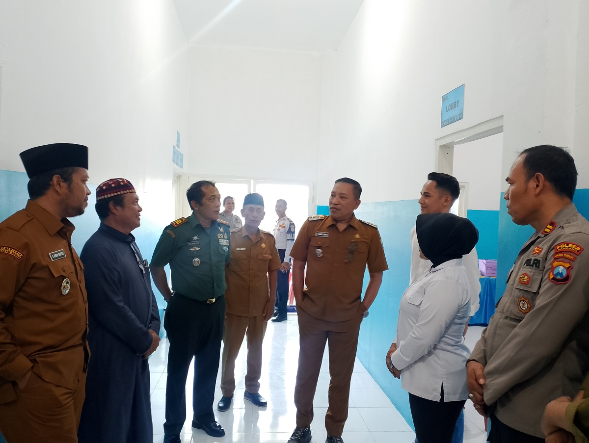 BEROPERASI: Bupati Slamet Junaidi dan Wabup Ahmad Mahfudz mengecek SPPG Taddan 001 Yayasan Sakera Muda Pangan saat peresmian, Selasa (18/11/2025).