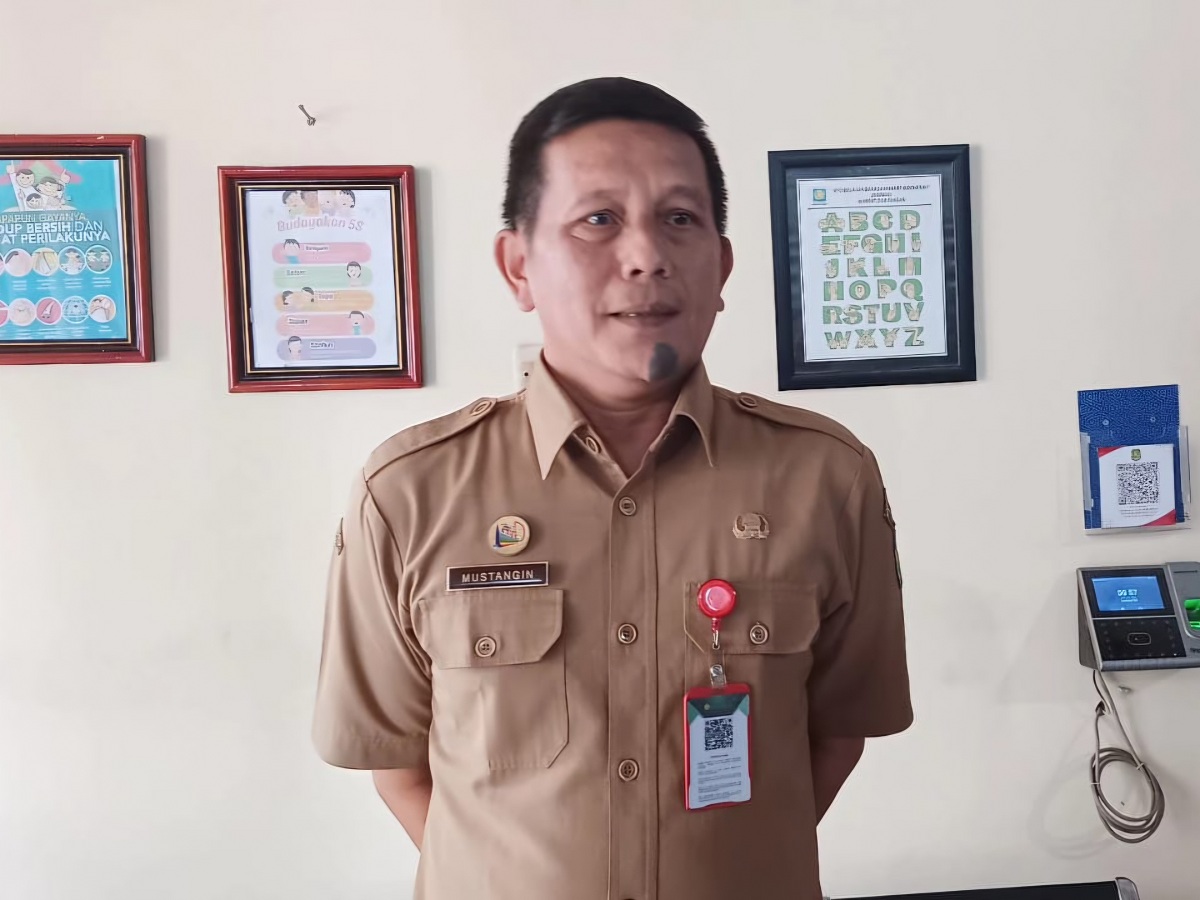 MENJELASKAN: Kepala Disnaker Sumenep Mustangin saat ditemui di ruang kerjanya.