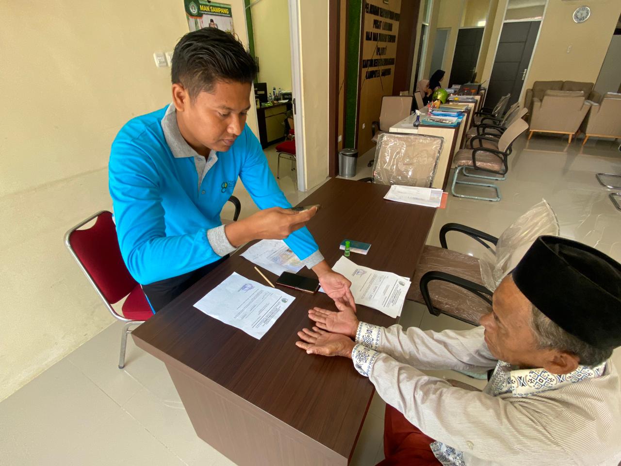 PEMERIKSAAN: Petugas saat melakukan pemeriksaan kepada CJH di kantor Kemenhaj Sampang pada Jumat (6/2).