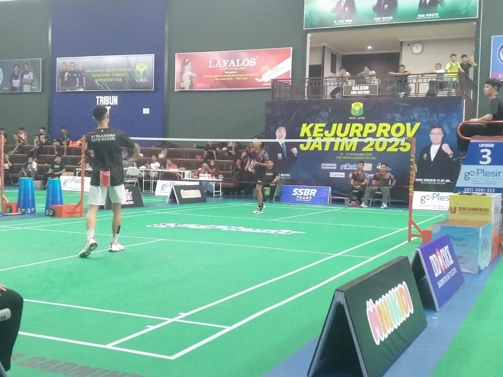 FOKUS: Atlet PBSI Sumenep Irzam tampil di babak 16 besar Kejurprov Jatim di GOR Uraha Badminton Hall, Kabupaten Malang, Rabu (19/11/2025).