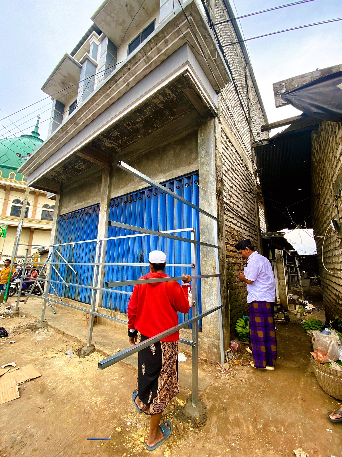 KONFLIK: Warga memagar salah satu toko yang ada di lahan Pasar Panaguan, Minggu (15/2).