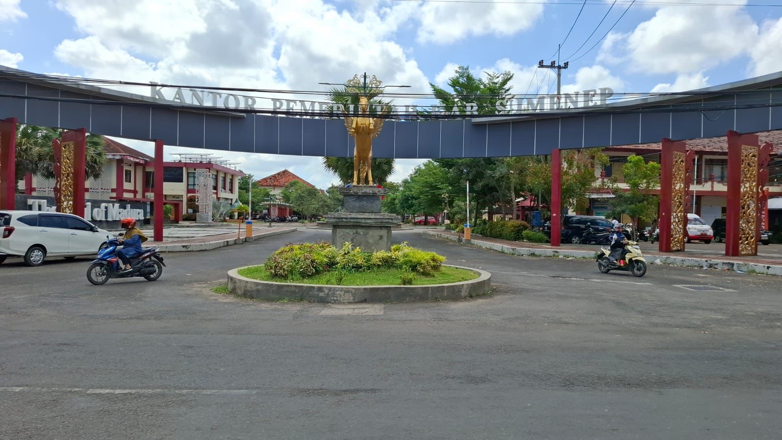 PUSAT PEMERINTAHAN: Pengendara melintas di depan kantor Pemkab Sumenep, Desa Kolor, Kecamatan Kota.