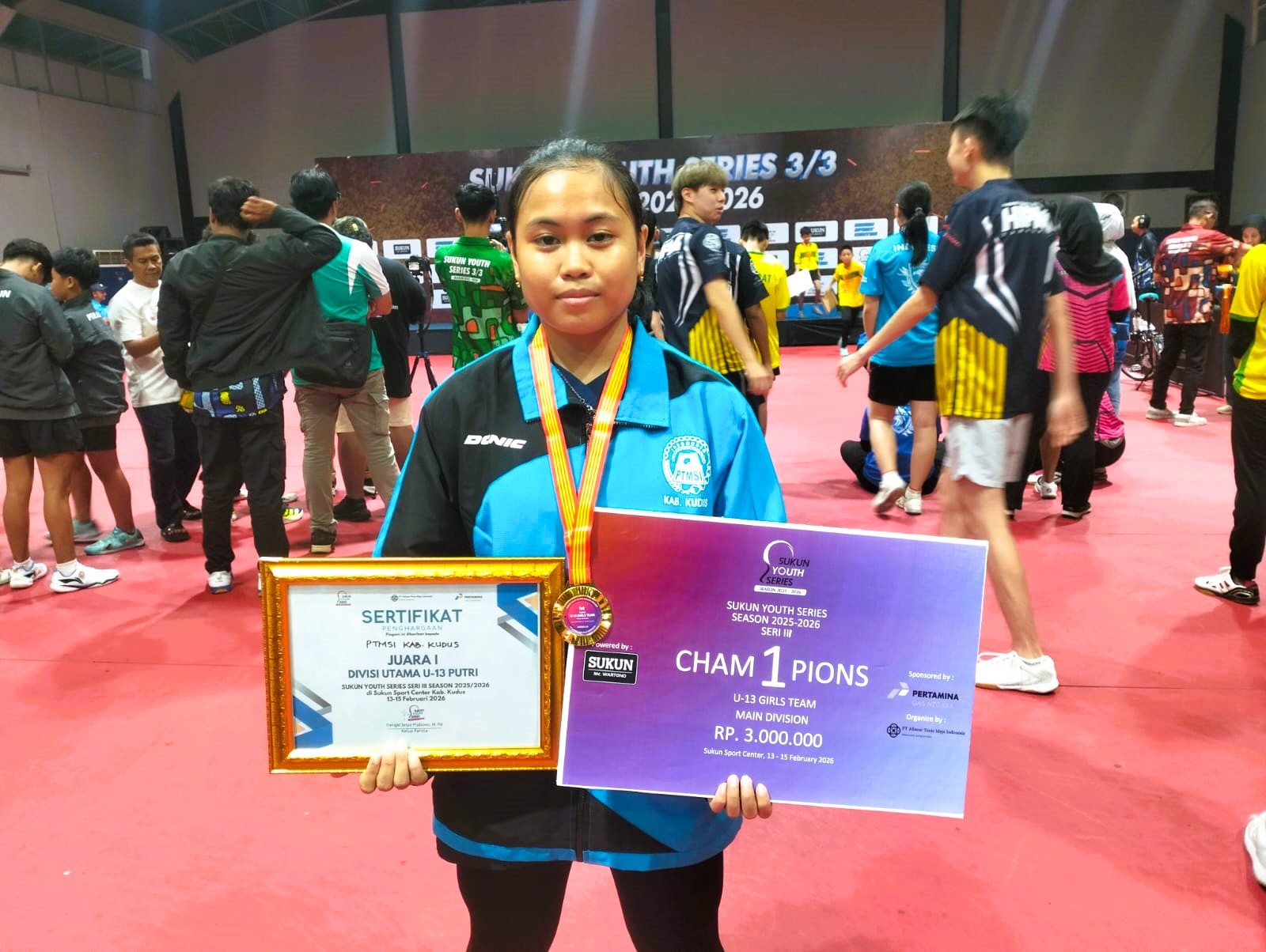 BERBAKAT: Atlet tenis meja Raniah Zahra Salsabila menunjukkan piagam kejuaraan di Sukun Youth Series 3 Season 2025&ndash;2026 di Kudus, Minggu (15/2).