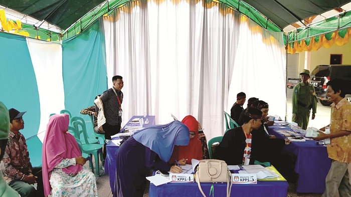 ANTUSIAS: Warga Panempan, Pamekasan, sedang melakukan pencoblosan di TPS 01 setempat, Rabu (27/11/2024). (M. KHOLIL RAMLI/JPRM)