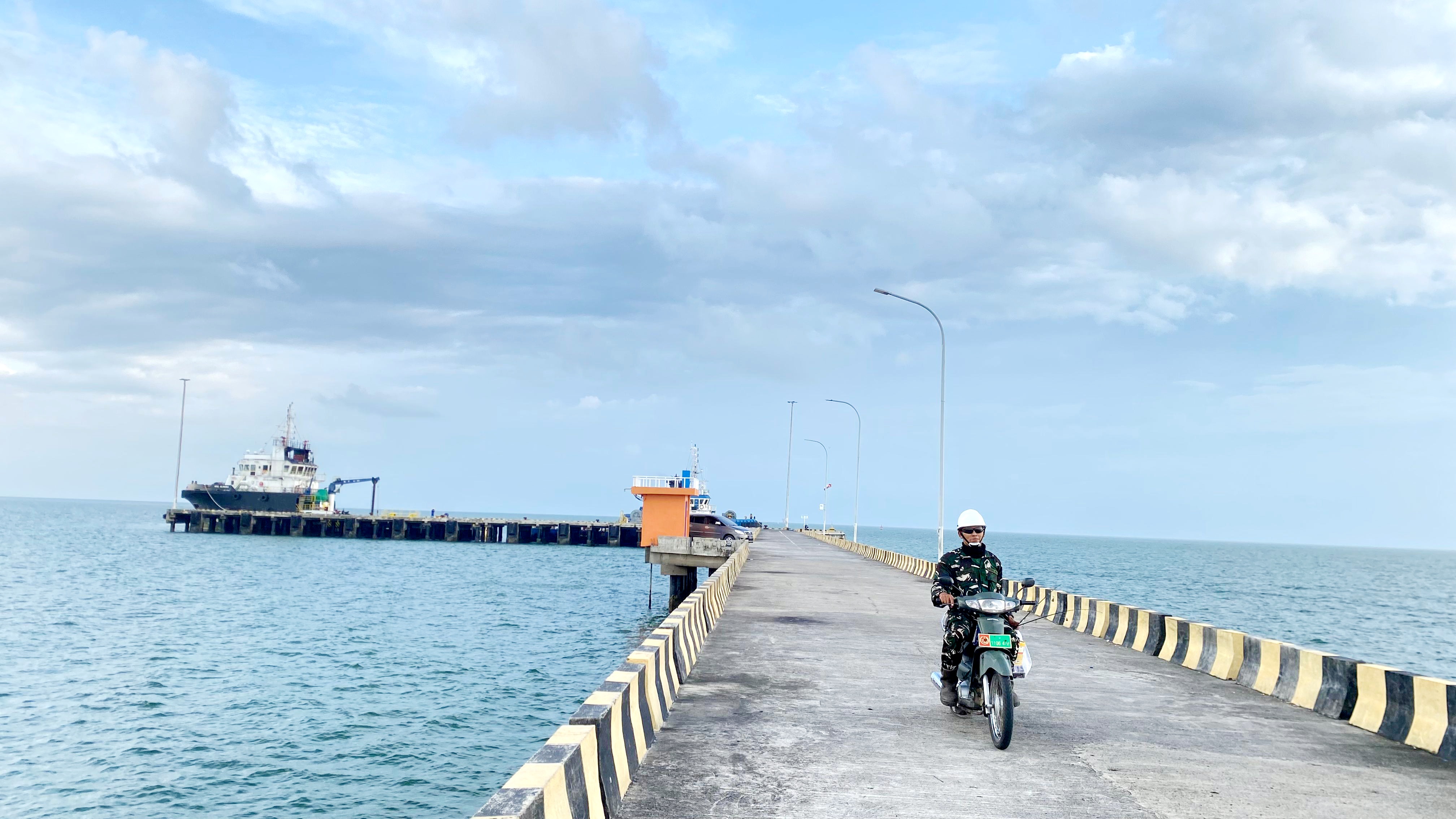 POTENSIAL: Seorang anggota TNI berkendara di dermaga Pelabuhan Taddan, Kecamatan Camplong, Sampang, Selasa (17/2). (AYU LATIFAH/JPRM)