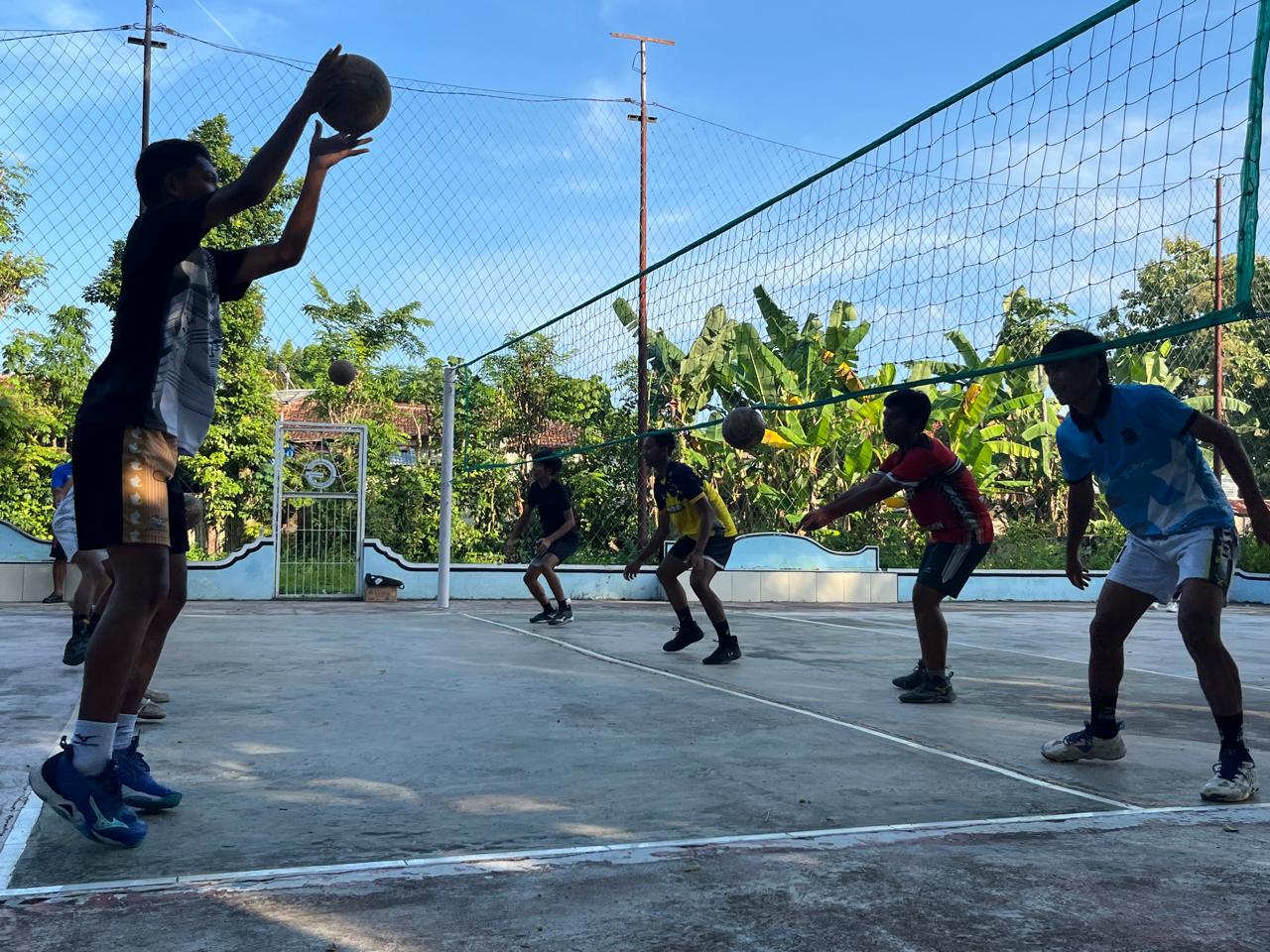 FOKUS: Pengurus PBVSI Sumenep saat melakukan pembinaan atlet muda paguyuban Kalianget di Lapangan Greep, Kecamatan Kalianget,  Sabtu (31/1).