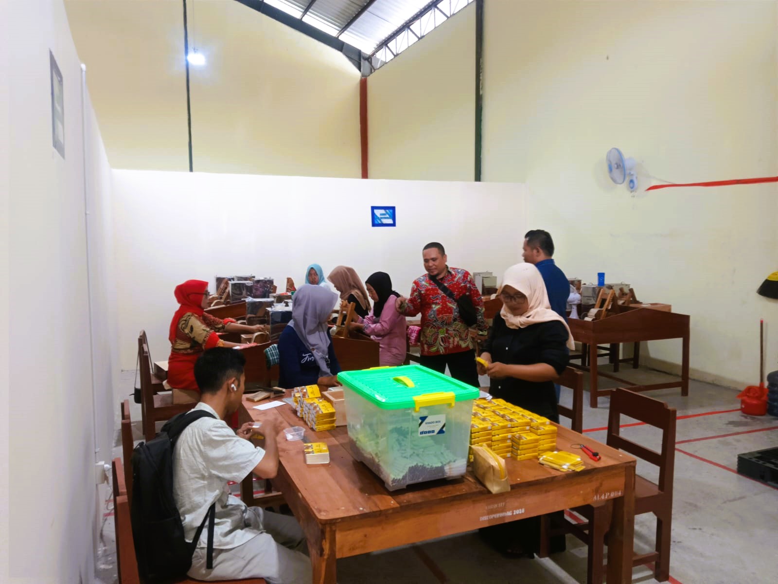 FOKUS: Sejumlah buruh pabrik rokok tengah melakukan pengemasan hasil produksi di APHT Kecamatan Guluk-Guluk, Sumenep.