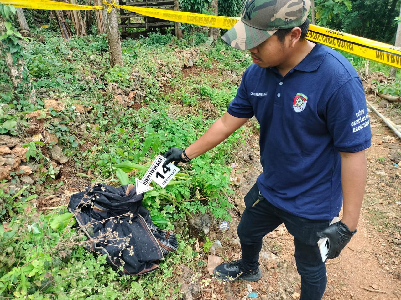 SITA PERHATIAN: Sejumlah anggota polisi saat melakukan olah TKP pembacokan di Desa Lenteng Barat, Kecamatan Lenteng, Kamis (29/1).