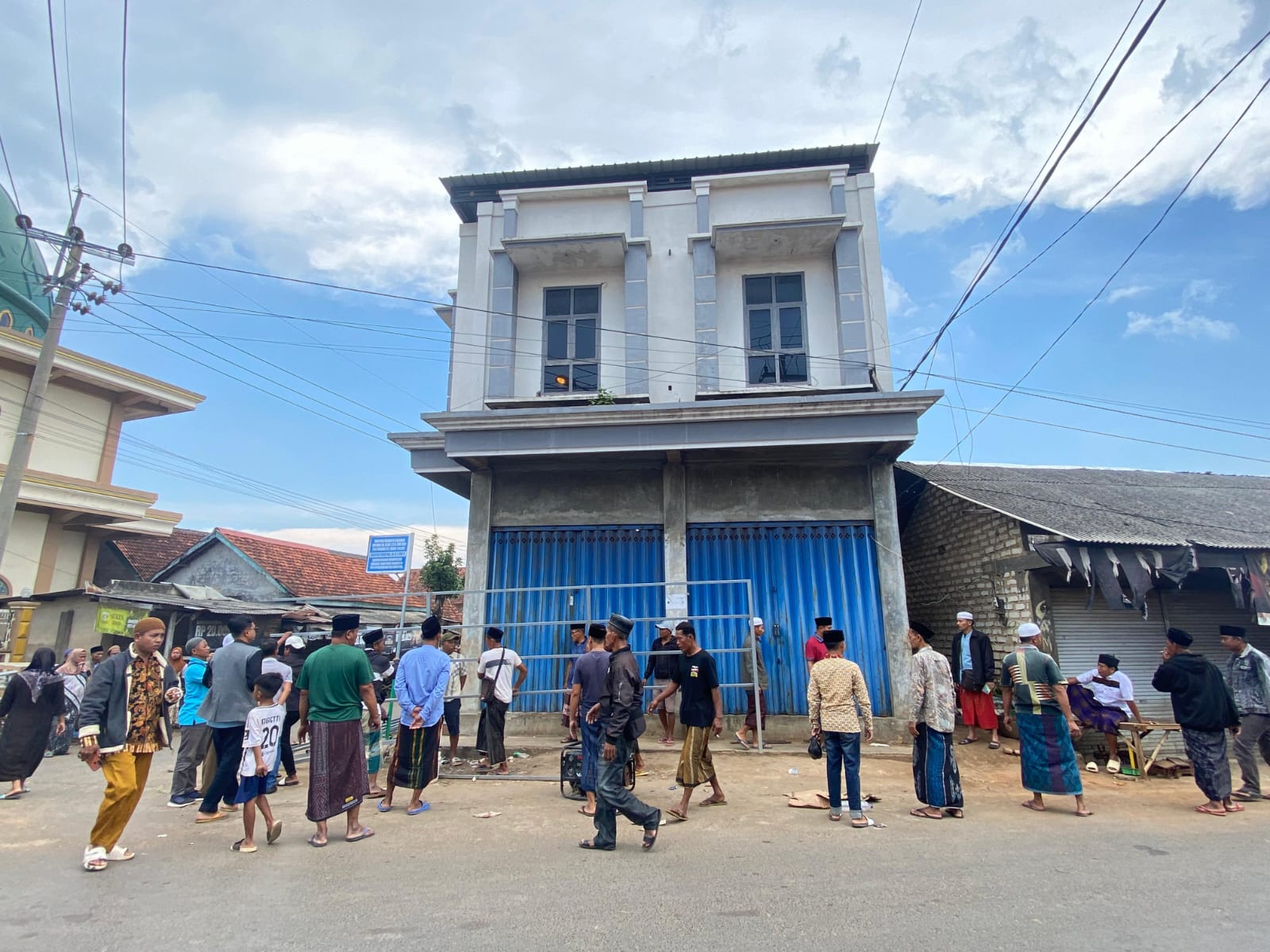 KONFLIK: Warga memagar salah satu toko di lahan Pasar Panaguan, Minggu (15/2).