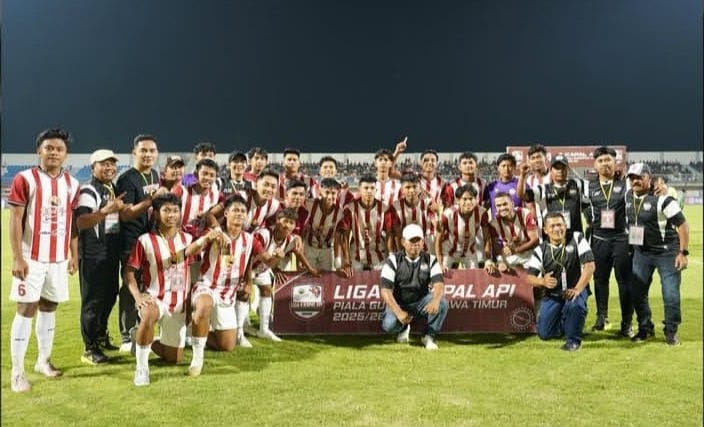 MENANG: Pemain Persepam usai menaklukkan Pasuruan United di SGMRP Pamekasan, Minggu (15/2) malam.