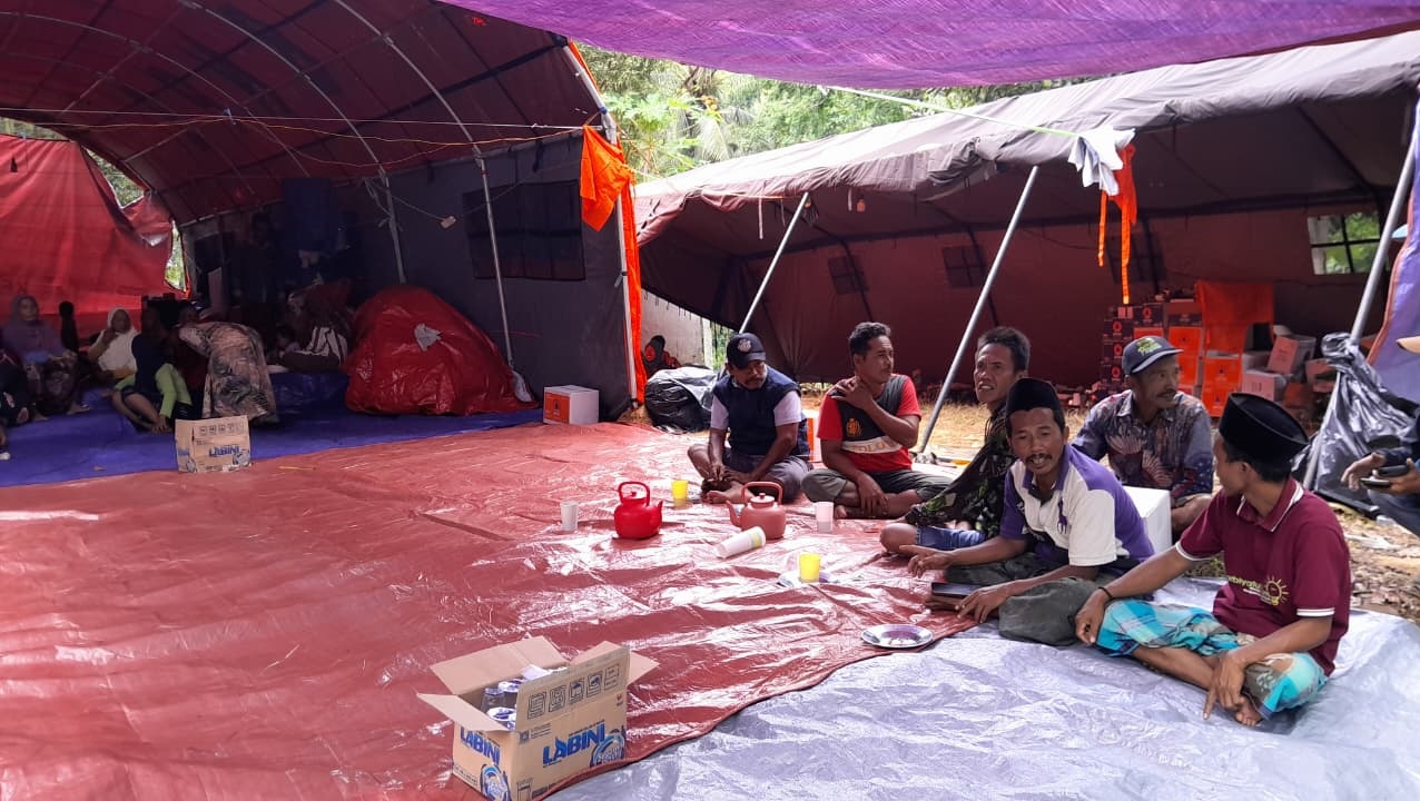 HUNIAN SEMENTARA: Warga Desa Sana Daya, Kecamatan Pasean, yang terdampak longsor berada dalam tenda darurat.&nbsp;