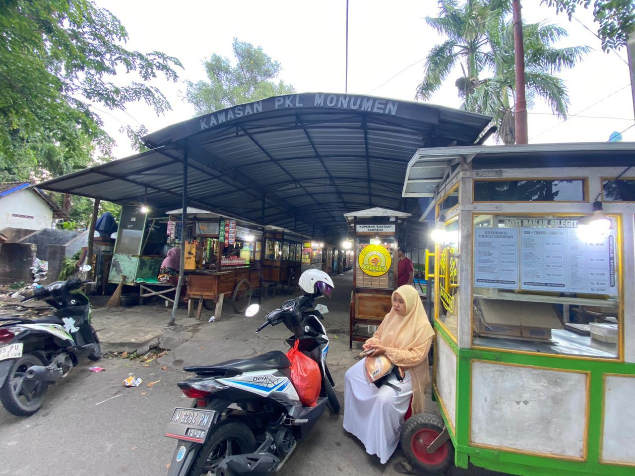PEREKONOMIAN: Masyarakat saat berkunjung di Kawasan PKL Monumen Kamis (12/2).