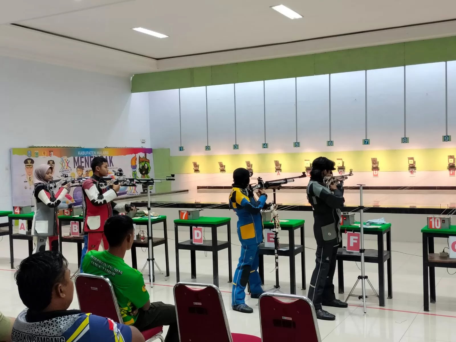 BERPRESTASI: Atlet Perbakin Sampang (kostum abu-abu dan biru kuning) saat bertanding pada Porprov IX Jatim di Lapangan Yon Armed, Singosari, Malang, Kamis (3/7/2025).