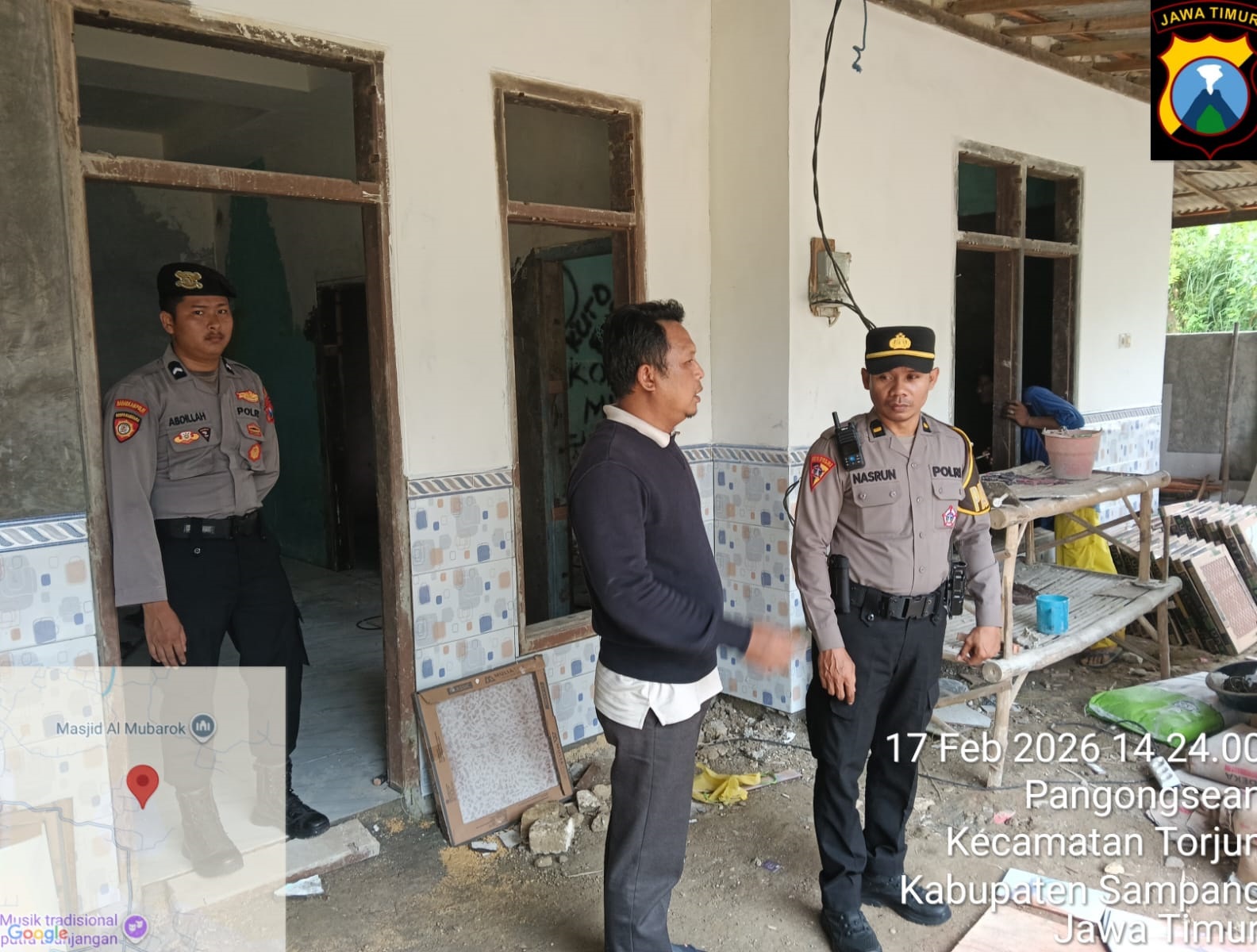 DIIDENTIFIKASI: Anggota Polres Sampang mendatangi lokasi meninggalnya MC, Selasa (17/2).