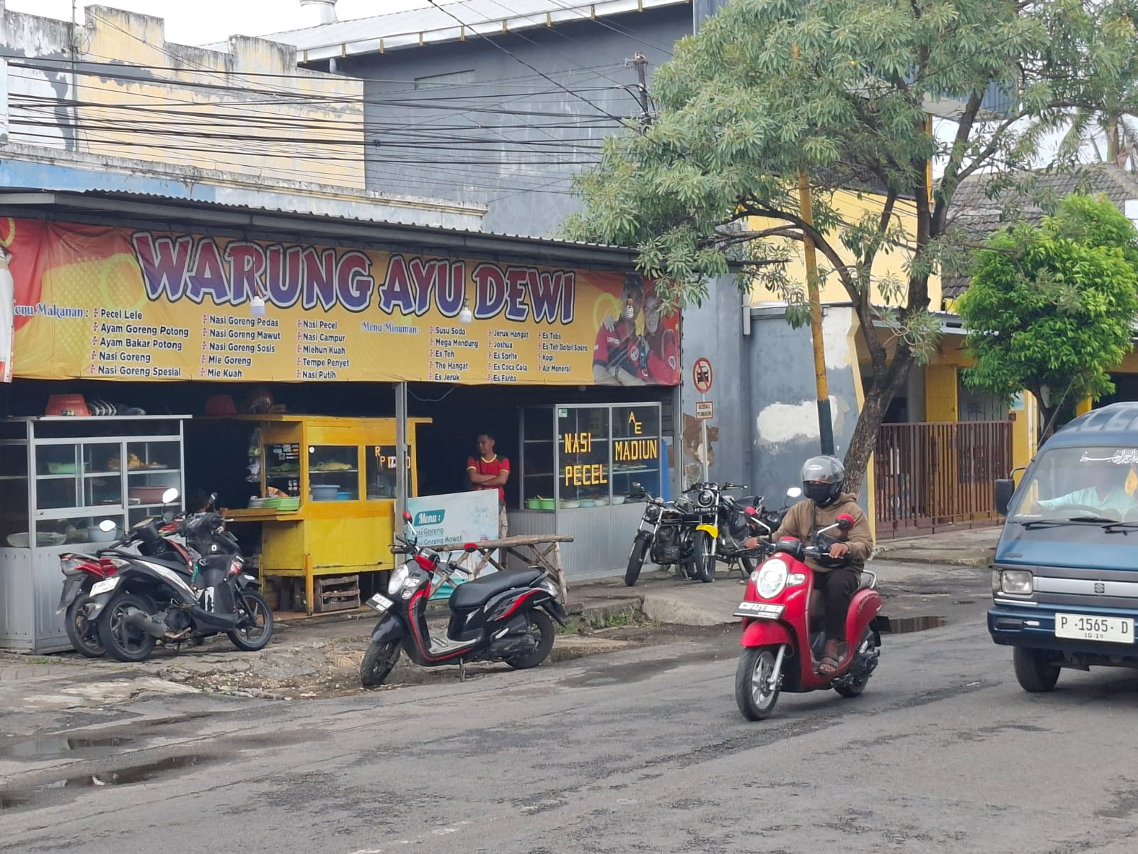 BERBELANJA: Masyarakat usai berbelanja di salah satu warung makan di Jalan Dr Cipto, Kolor, Kecamatan Kota Sumenep, Rabu (18/2).