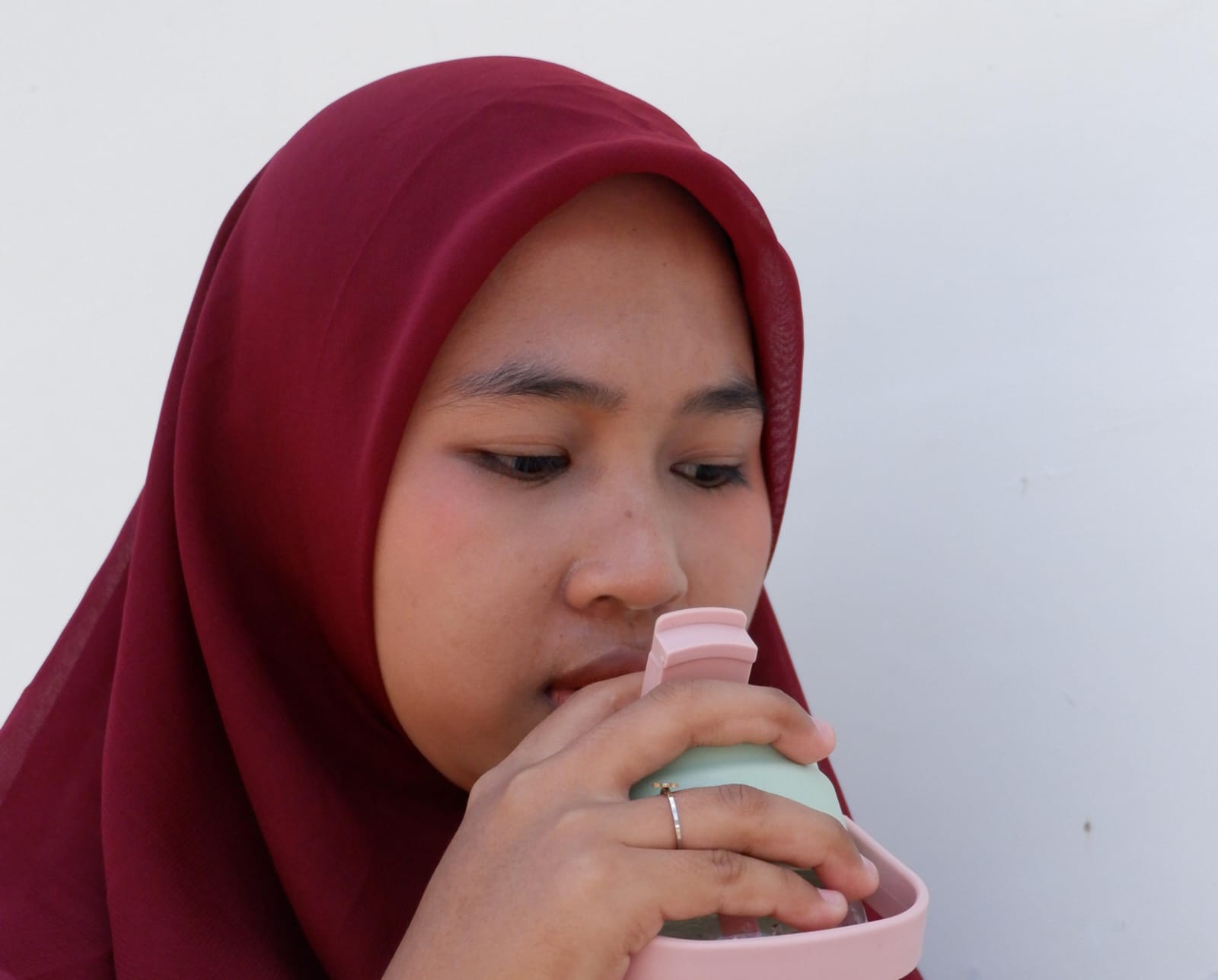 CEGAH DIHEDRASI: Seorang perempuan mengkonsumsi air putih di Desa Bilaporah, Kecamatan Socah, Rabu (18/2).