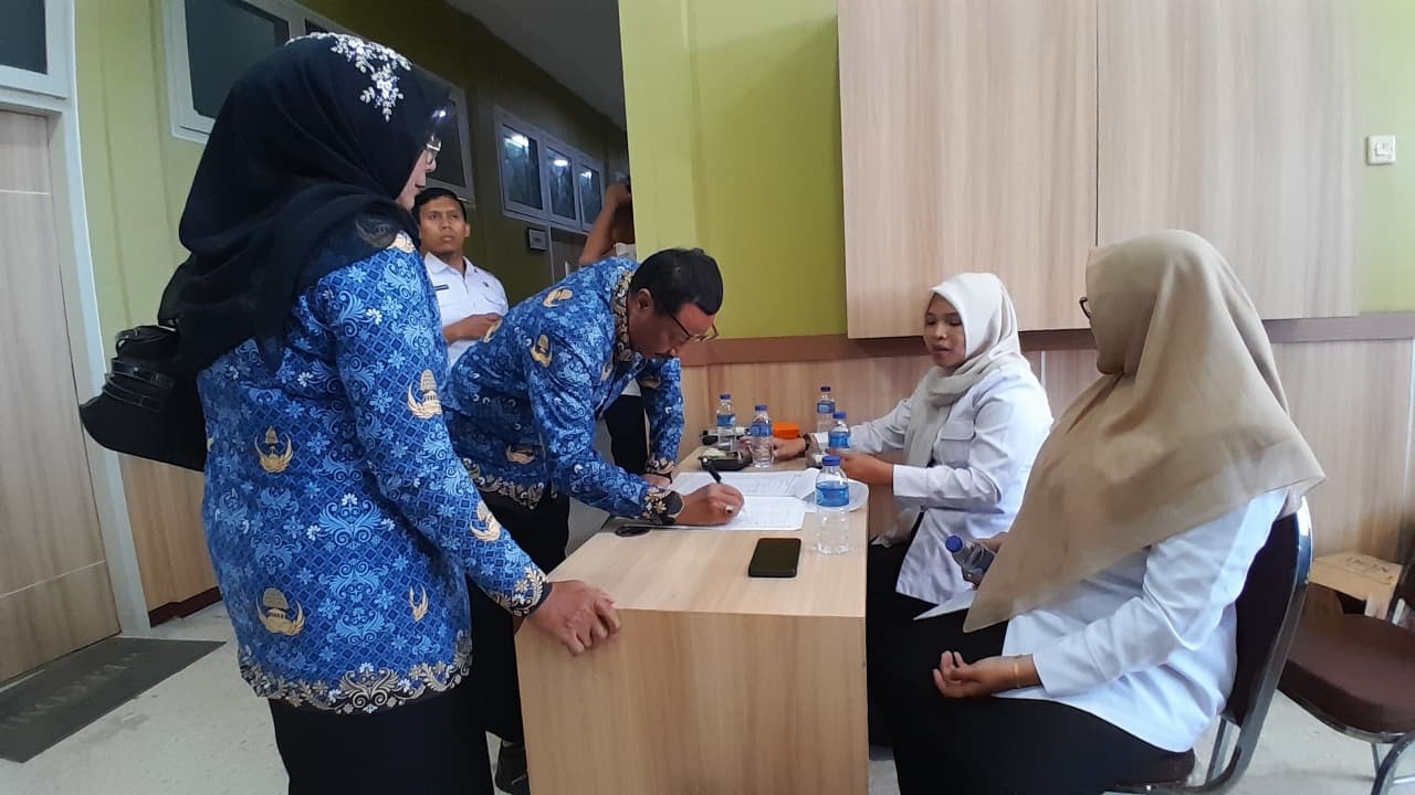 ABDI NEGARA: Plt Kepala BKPSDM Pamekasan Saudi Rahman mengisi daftar saat mengikuti rapat paripurna DPRD, Rabu (18/2).