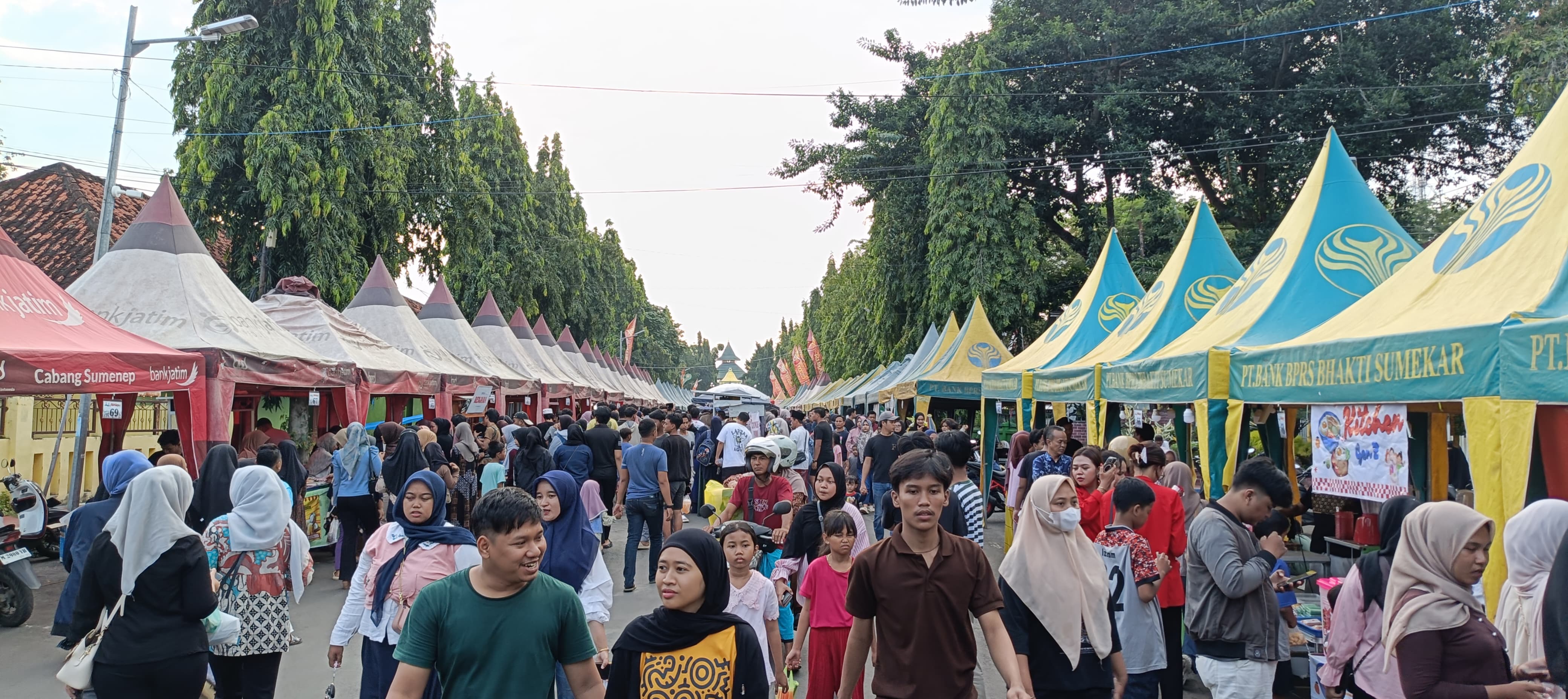 MEMBELUDAK: Pengunjung berburu menu buka puasa di Festival Bazar Takjil Ramadan 2026 di Jalan Dr Soetomo Sumenep, Kamis (19/2) sore.