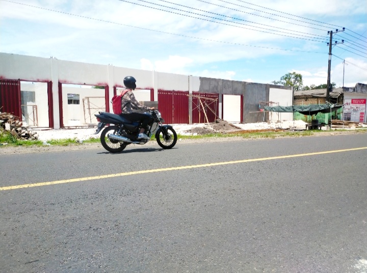 LENGANG: Pengendara sepeda motor melintas di depan gedung KMP di Desa Keleyan, Kecamatan Socah, Bangkalan, Rabu (18/2). (VIVIN AGUSTIN HARTONO/JPRM)
