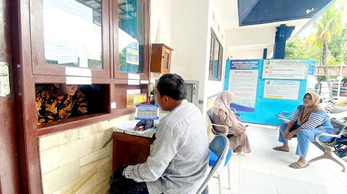 TERTIB: Masyarakat mengurus berkas di kantor pelayanan Dinsos PPPA Sampang Kamis (19/2). (AYU LATIFAH/JPRM)