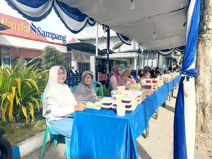 BERKAH RAMADAN: Pedagang berjualan di stan bazar takjil berkah Ramadan di depan kantor BAS Kamis (19/2). (UBAIDILLAHIR RAIE/JPRM)
